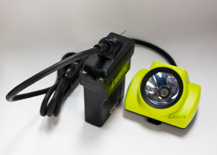 4.07 واط 14 أمبير مصباح تعدين LED سلكي IP68 مقاوم للماء 25000 لوكس مصباح قبعة تعدين مقاوم للصدمات مع شاشة OLED لمنجم الفحم والذهب والصخور